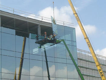 Bild vergrößern Bauvorhaben: Möbelhaus Augsburg Montage der Gläser Gewicht pro Stück 750 kg