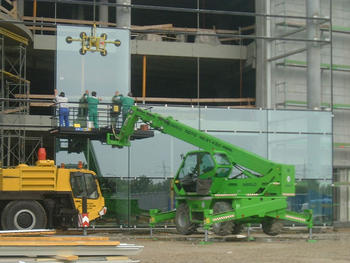 Bild vergrößern Bauvorhaben: Möbelhaus Augsburg Montage der Gläser Gewicht pro Stück 750 kg